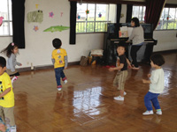 常滑市のさかい保育園リトミックの様子