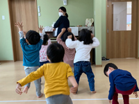 名古屋市緑区のSONE保育園リトミックの様子