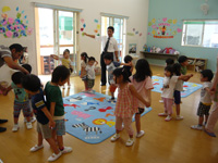 名古屋市緑区のすくすく浦里保育園伝承遊びの様子